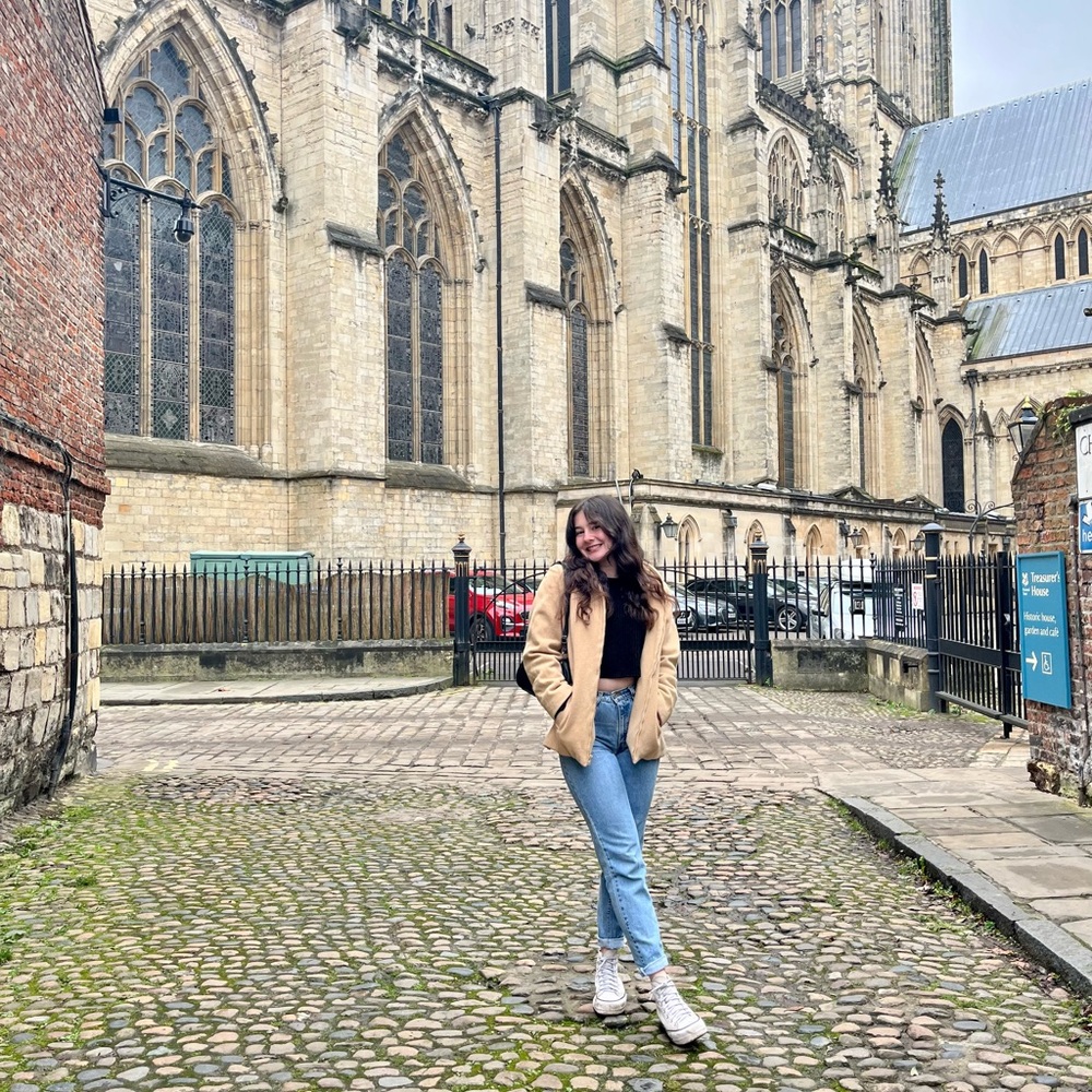 Meet your Posher, Larissa